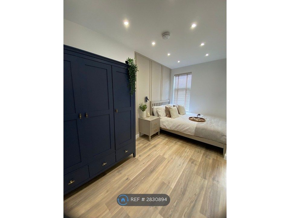 Property photo 1 of 18 Room 5