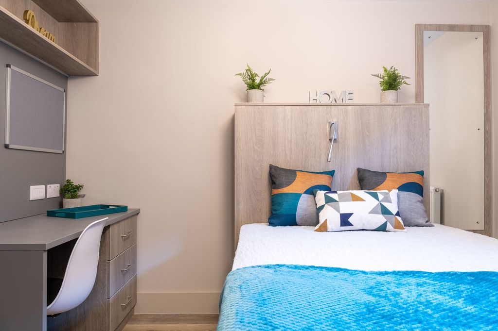 Property photo 2 of 3 Bright, Neatly Styled Single Bedroom With A Compac...