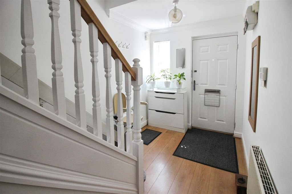 Property photo 2 of 21 Hallway