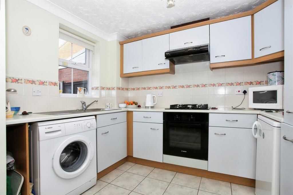 Property photo 2 of 10 Kitchen