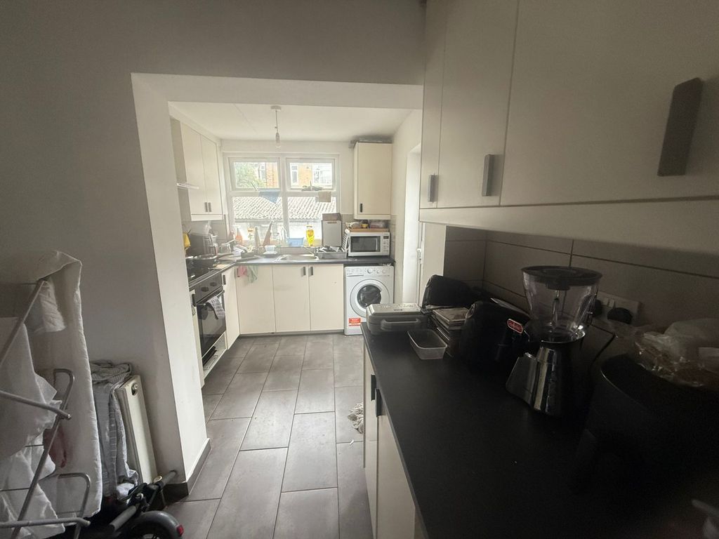 Property photo 2 of 5 Kitchen