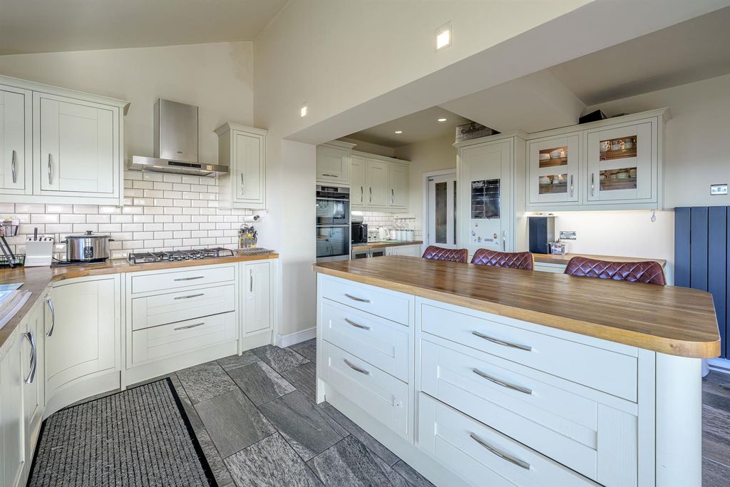 Property photo 2 of 27