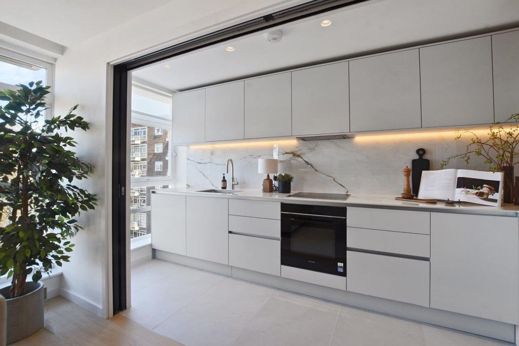 Property photo 2 of 10 Kitchen