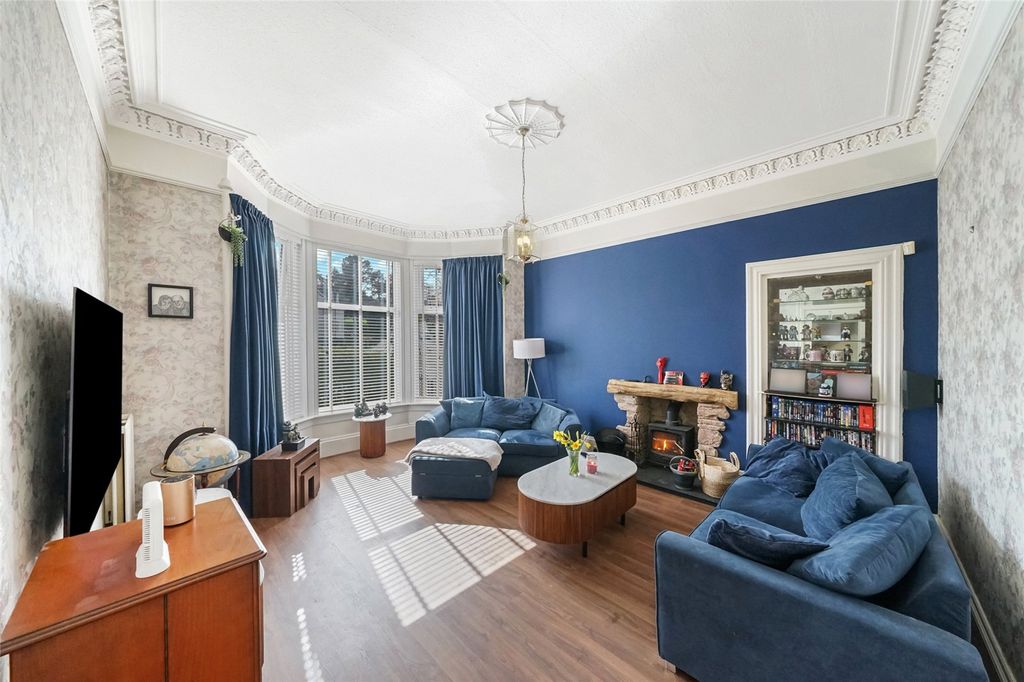 Property photo 2 of 28 Lounge