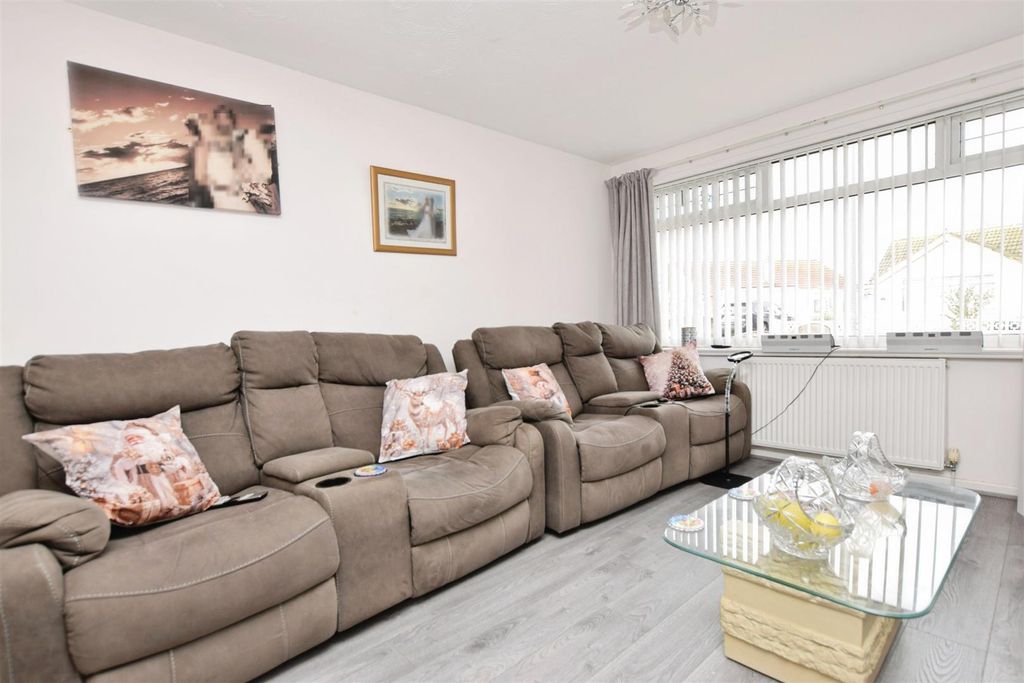 Property photo 2 of 20 Lounge Bed 1.Jpg