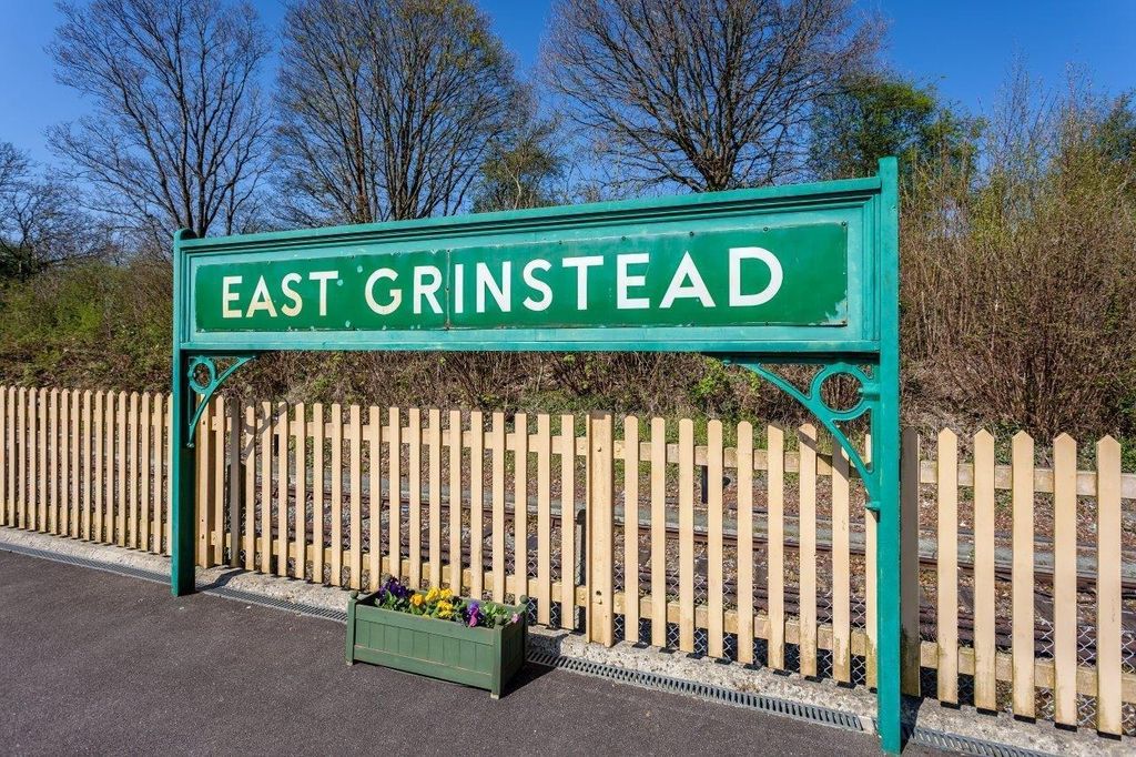 Property photo 3 of 11 7 East Grinstead Sign.Jpg