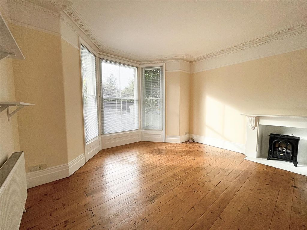 Property photo 3 of 11 Living Room/Kitchen