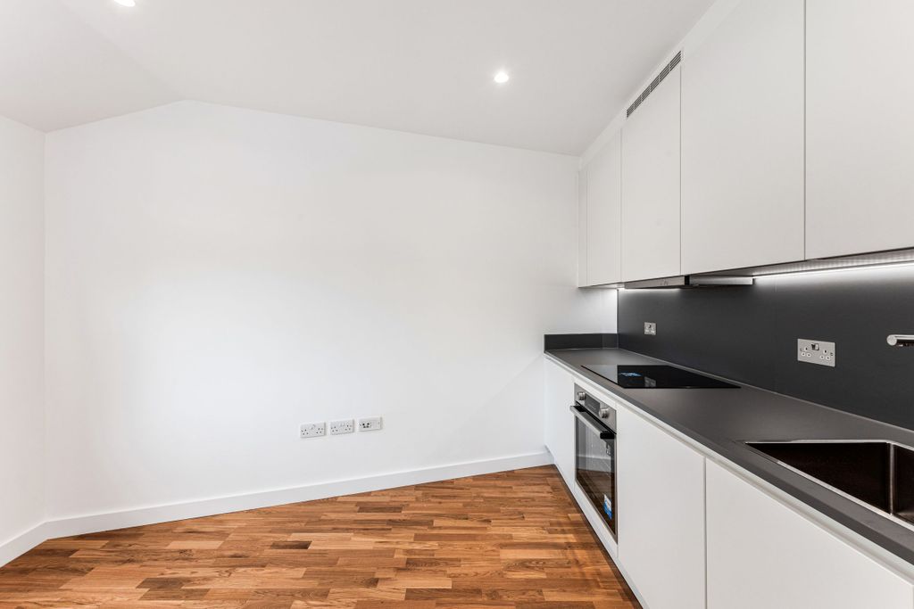 Property photo 3 of 11 Kitchen