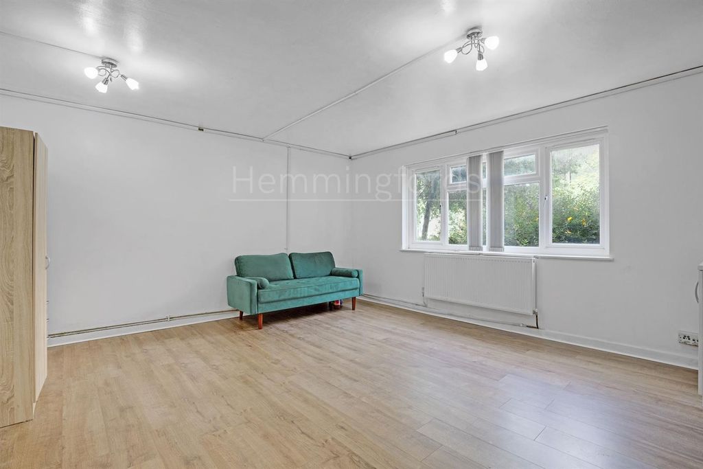 Property photo 2 of 14 10-B08584044-Hmf-Jj-Hemsworth Court-10-Medium.Jpg