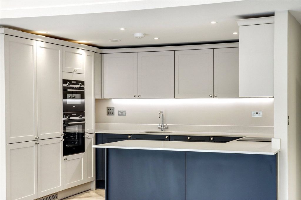 Property photo 3 of 10 Kitchen
