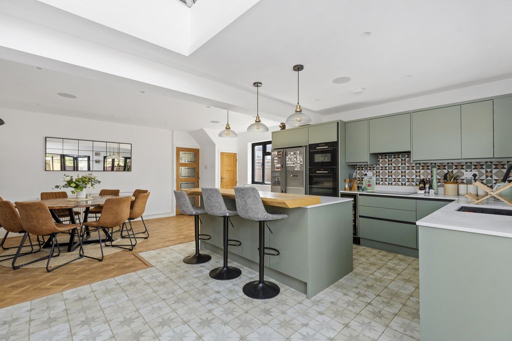 Property photo 2 of 18