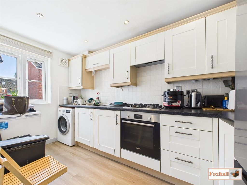 Property photo 3 of 18 Kitchen