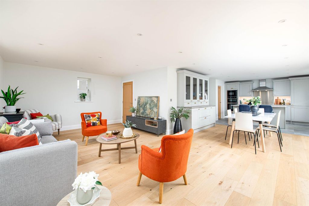 Property photo 3 of 38 Sitting_1.Jpg