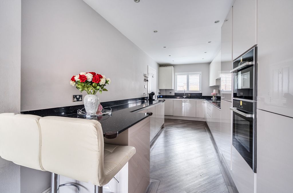 Property photo 2 of 24 1380880-17-691731...