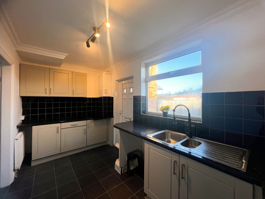 Property photo 3 of 11 Kitchen