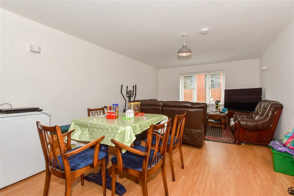 Property photo 1 of 8 Lounge
