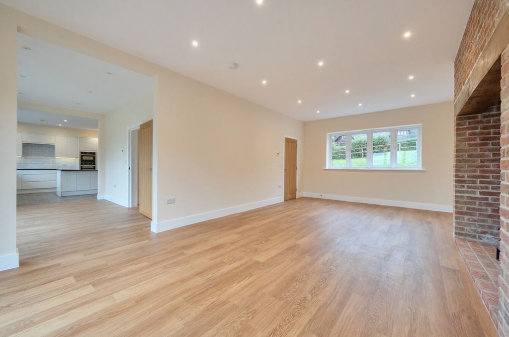 Property photo 3 of 36 1372929-99-690242...