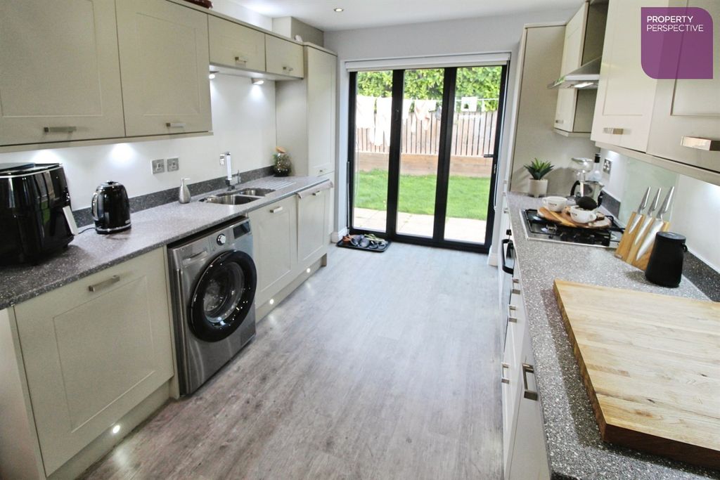 Property photo 3 of 20 Dining Kitchen