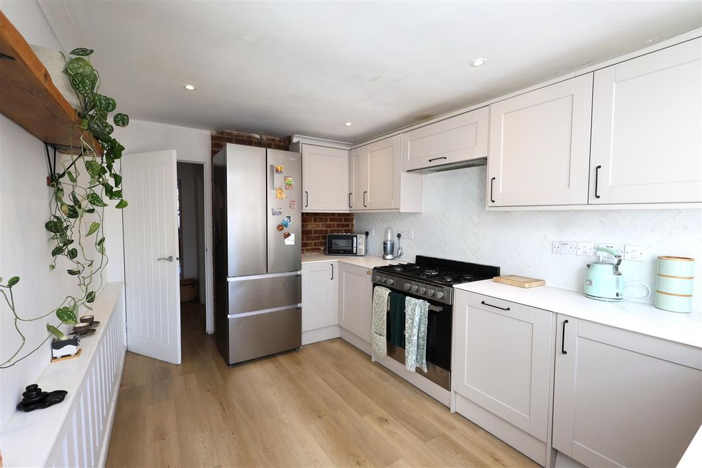 Property photo 2 of 19 Kitchen