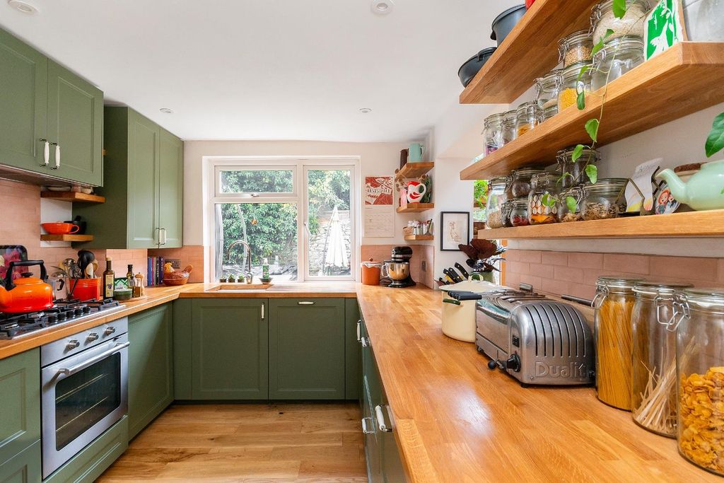 Property photo 3 of 31 0C5Gmr - Kitchen A.Jpg