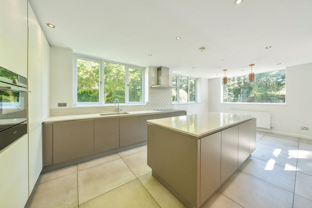 Property photo 3 of 22 1324919-11-686E56...
