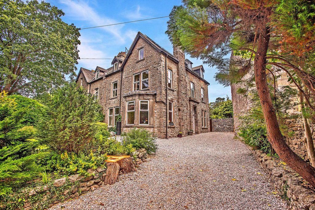 Property photo 1 of 32