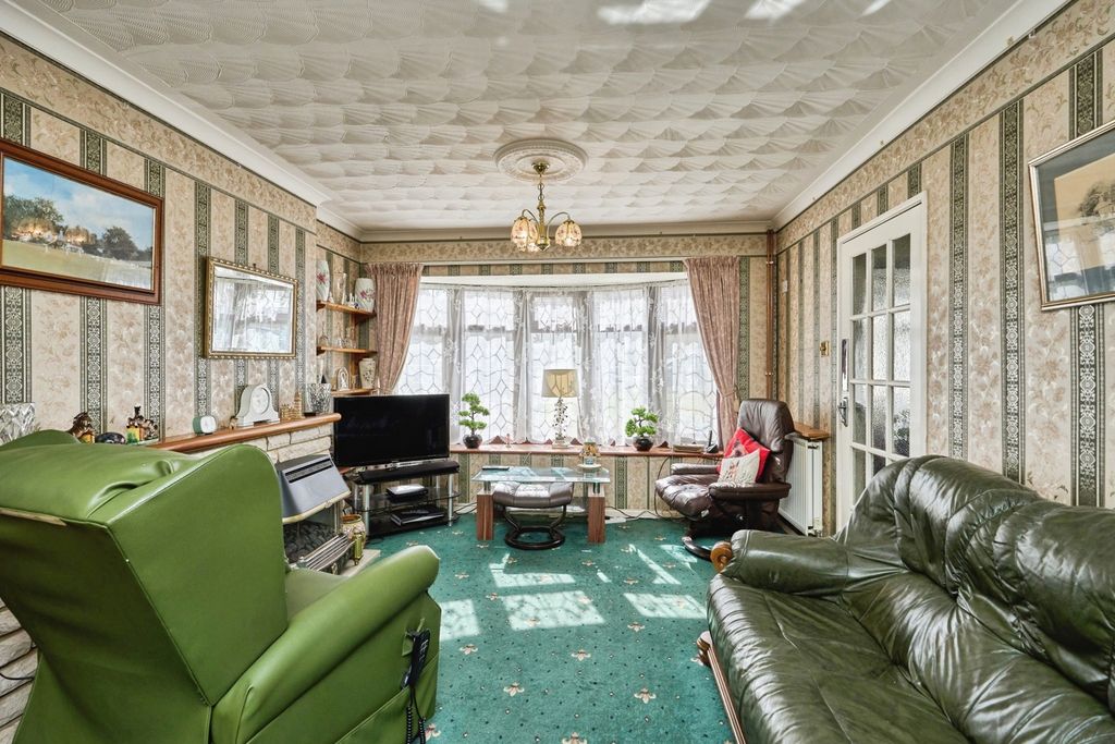 Property photo 3 of 12 Lounge