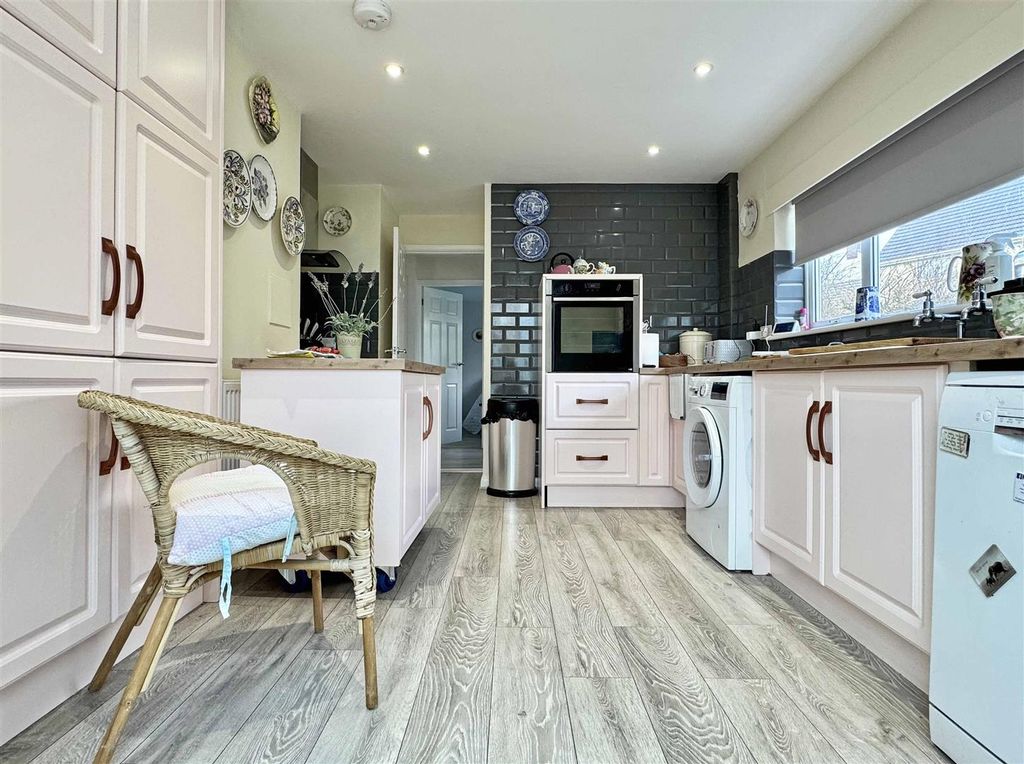 Property photo 3 of 16 Kitchen.Jpg