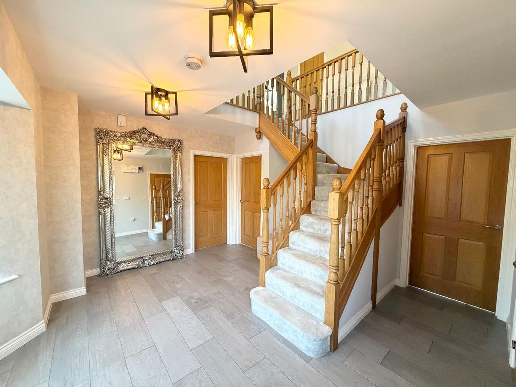 Property photo 2 of 23 Entrance Hallway