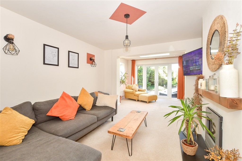 Property photo 2 of 16 Lounge