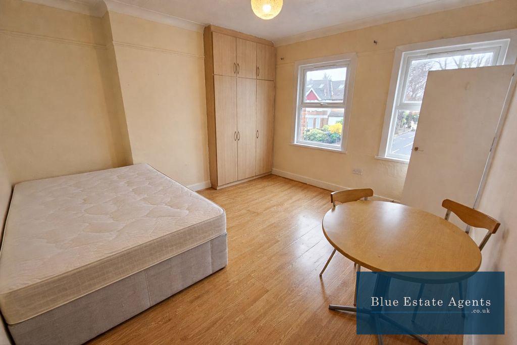 Property photo 1 of 4 Studio