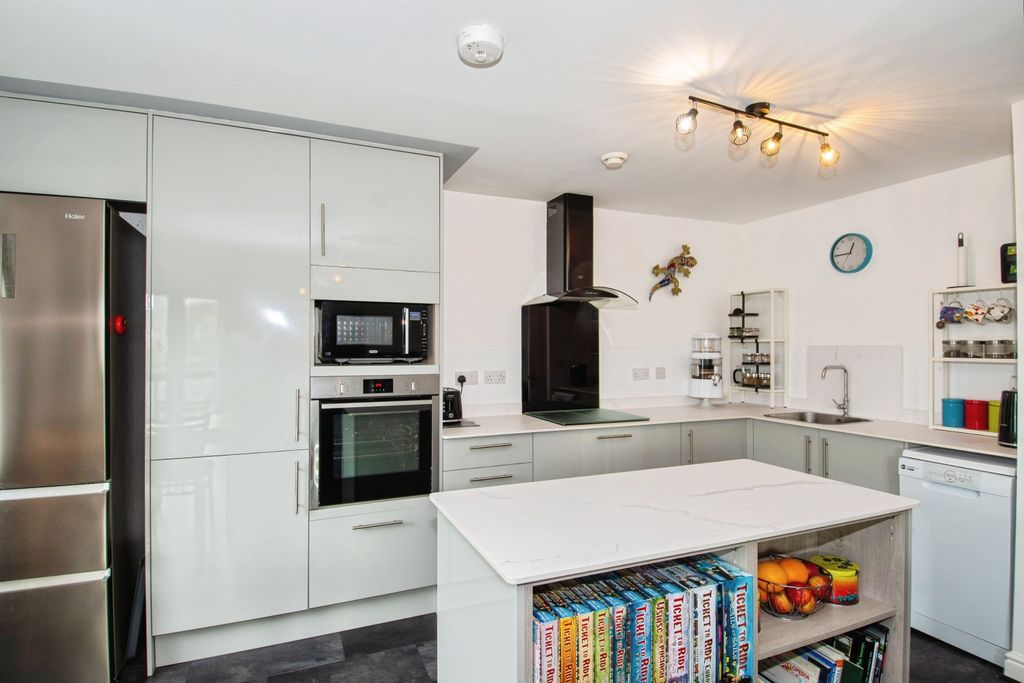 Property photo 2 of 20