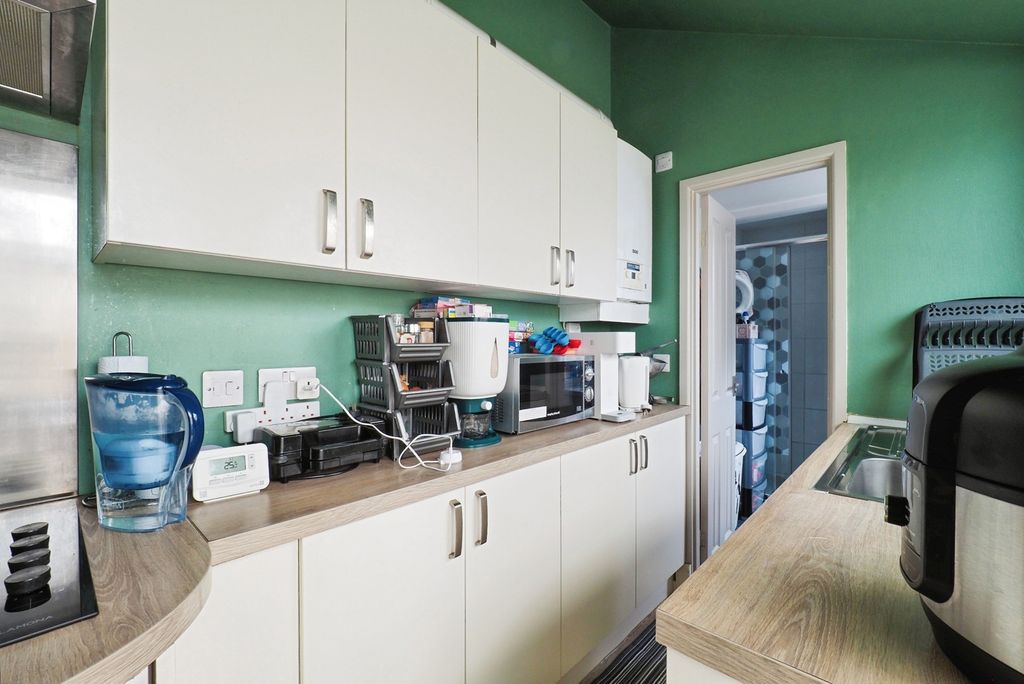 Property photo 3 of 17 Kitchen