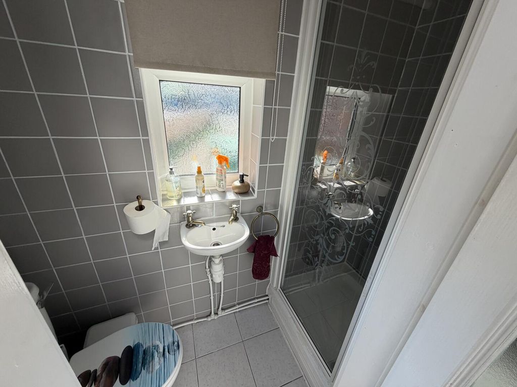 Property photo 2 of 18 Bathroom