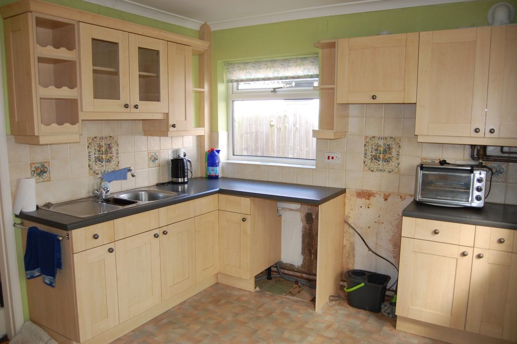 Property photo 2 of 12 Kitchen