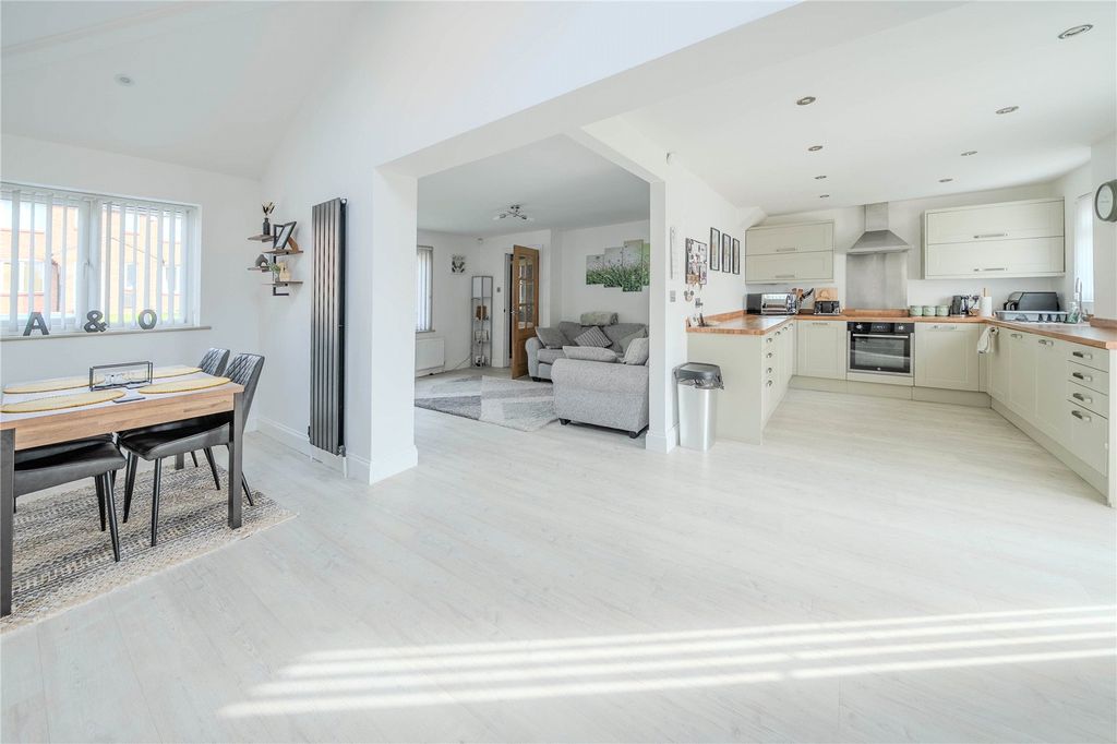 Property photo 2 of 13 Dining Kitchen