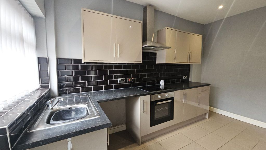 Property photo 3 of 11 Kitchen