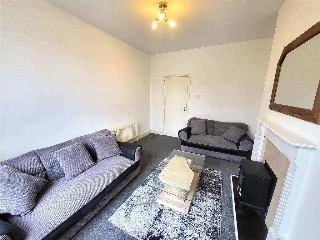 Property photo 3 of 10 Sitting Room Pic 2