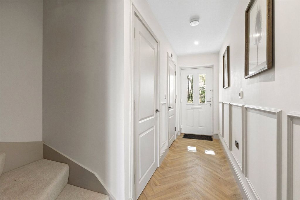 Property photo 2 of 11 Hallway