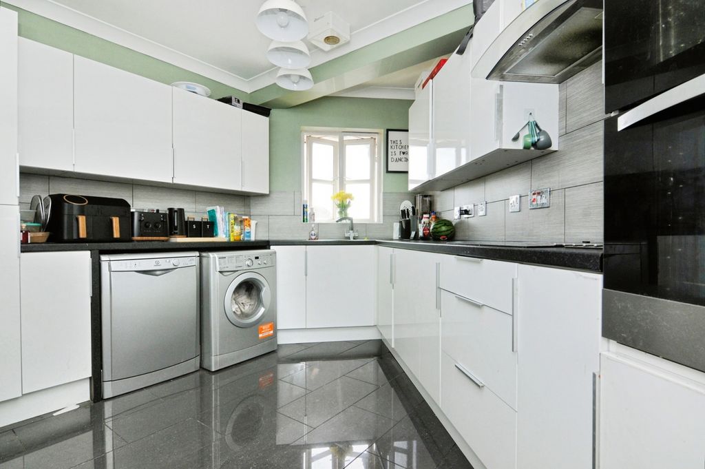 Property photo 3 of 11 Photo