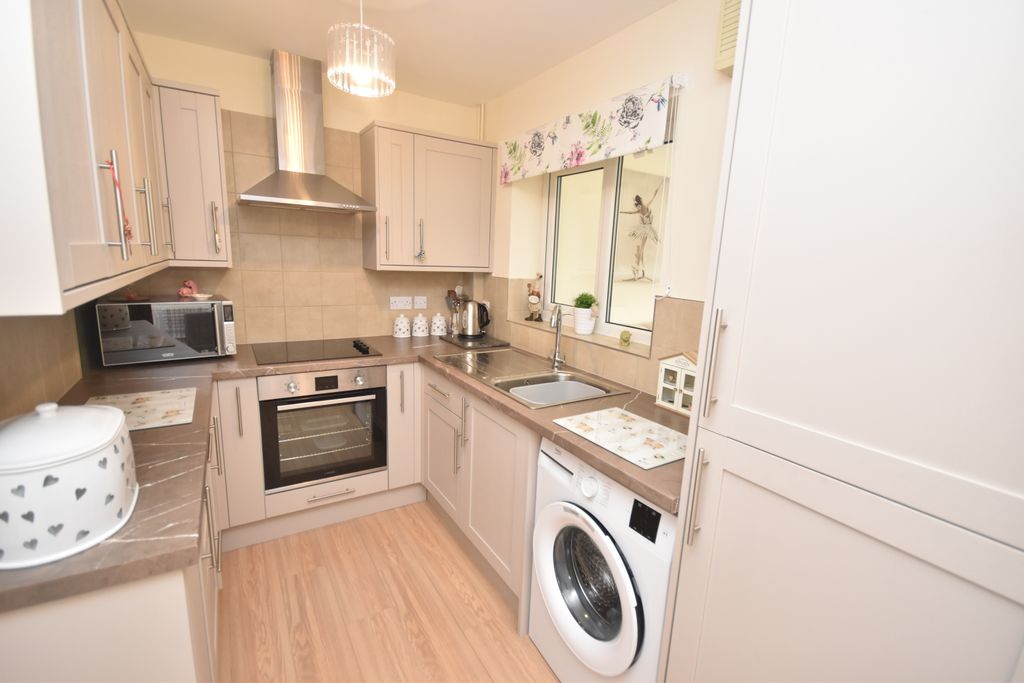 Property photo 3 of 11 Kitchen