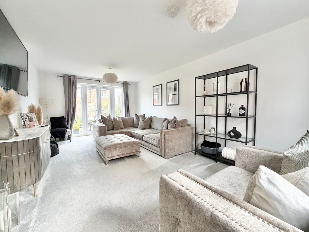 Property photo 2 of 22 Living Room