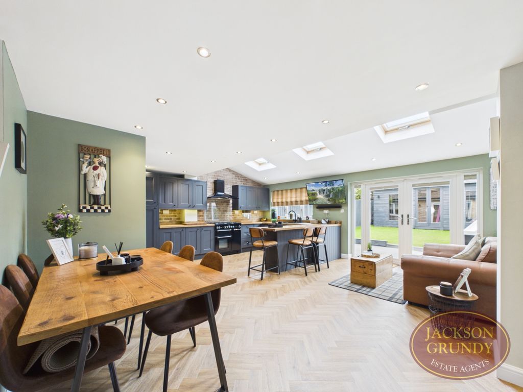 Property photo 2 of 21 Woodrush Way