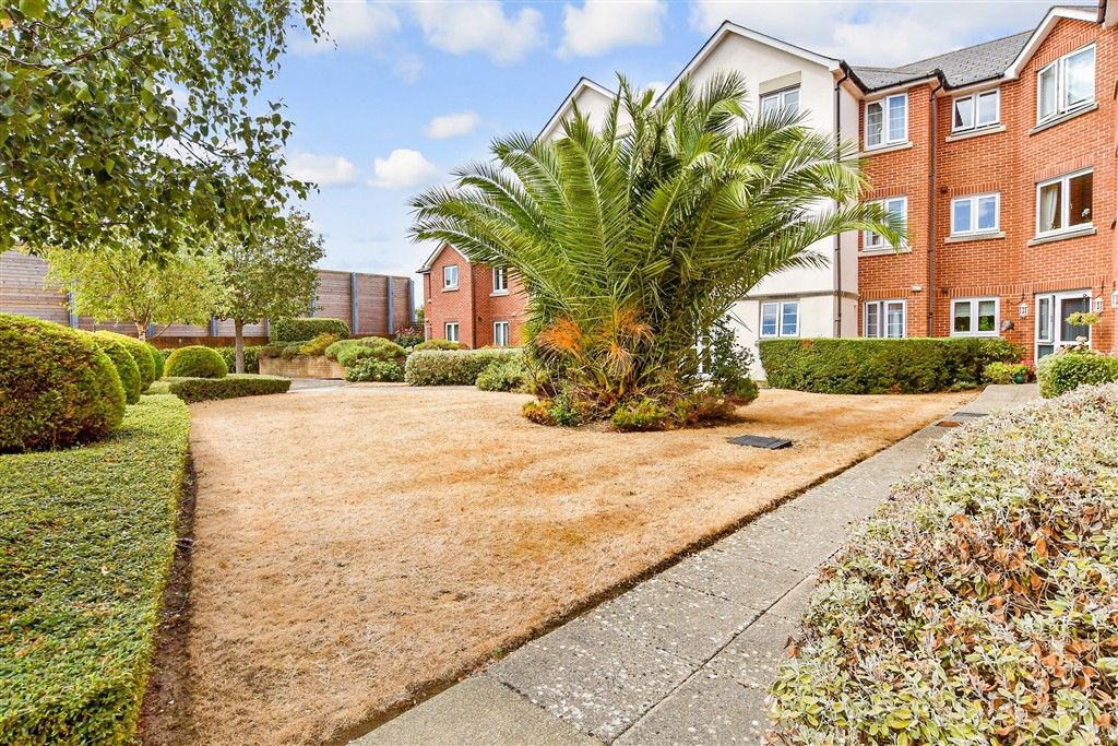 Property photo 2 of 13 Communal Gardens