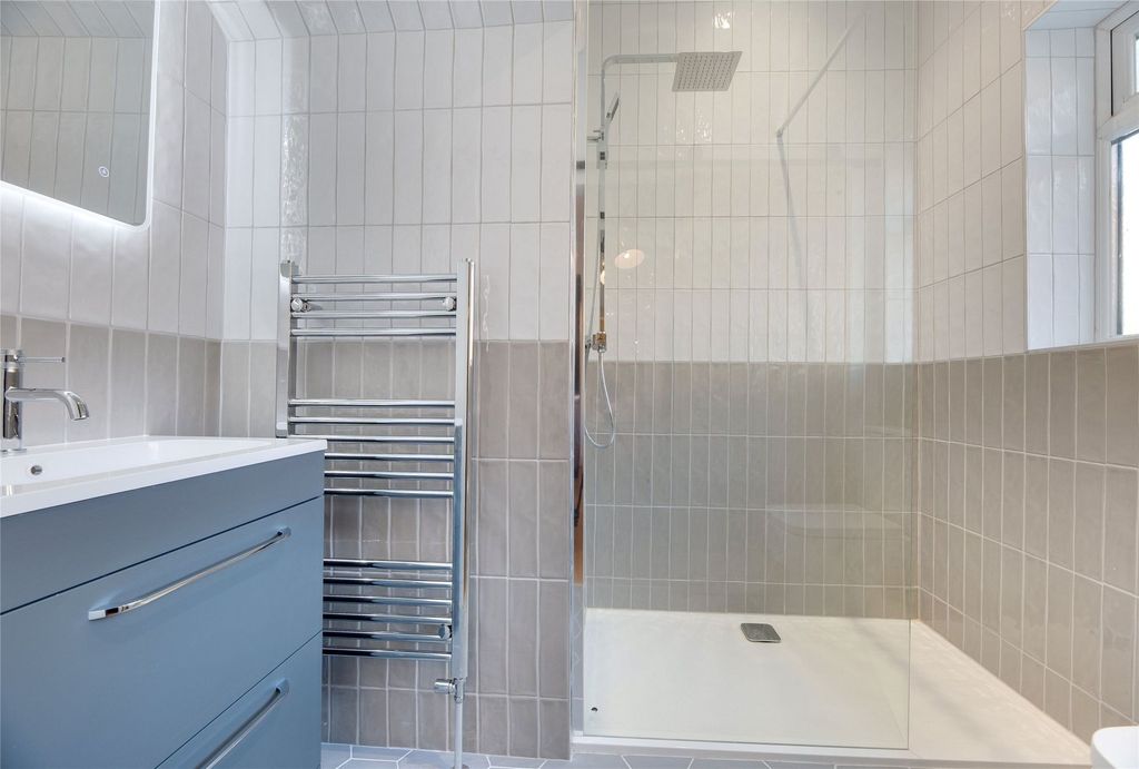 Property photo 3 of 11 Bathroom