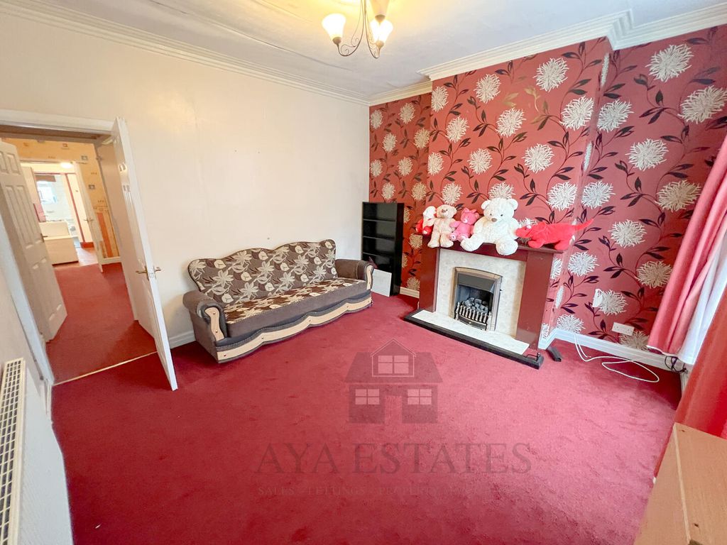 Property photo 1 of 17 Living Room