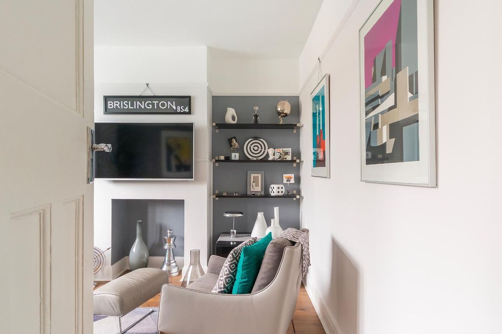 Property photo 3 of 37 0J7Abn - Living Room E.Jpg