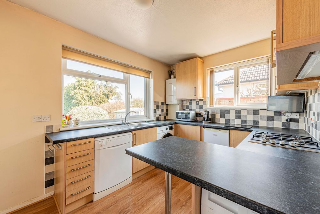 Property photo 3 of 17 Kitchen (1)