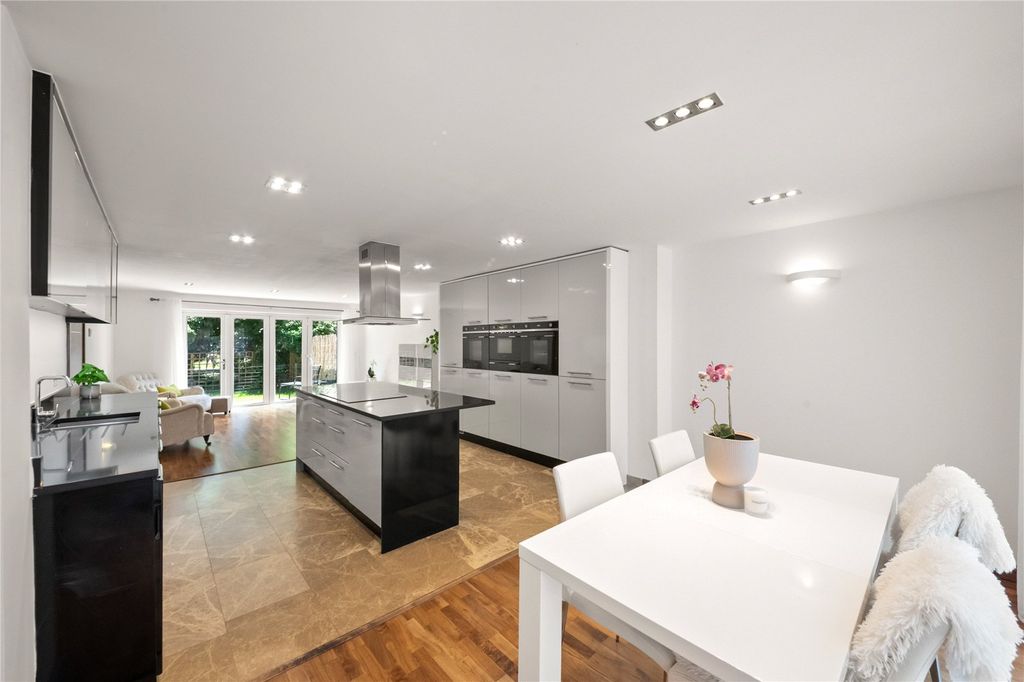 Property photo 2 of 25 Kitchen/Diner