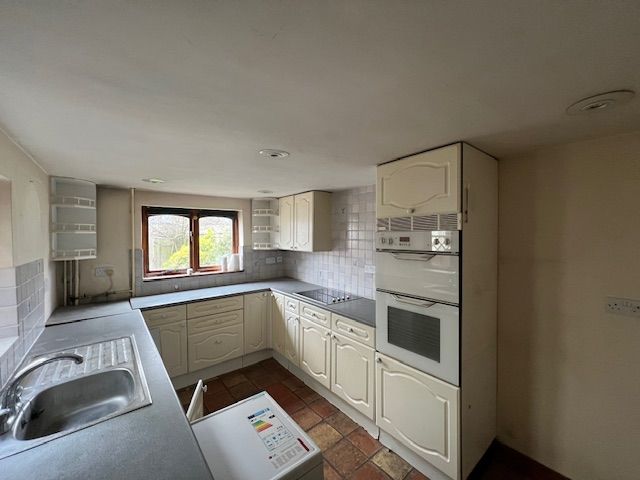 Property photo 3 of 8 Kitchen